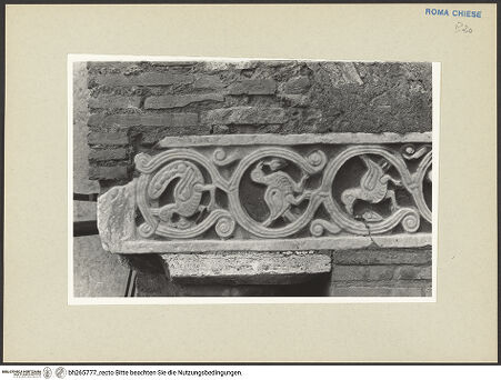 Vorderseite von Fischer Pace, Ursula [https://www.deutsche-digitale-bibliothek.de/content/lizenzen/rv-ez/] Vermauerte Relieffragmente am Treppenhaus des Refektoriums - linkes Relieffragment, Detail: links, bh265777_recto. Foto: Fischer Pace, Ursula.