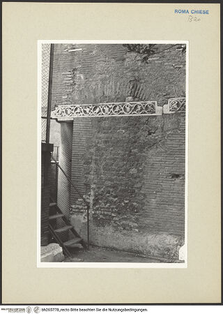 Vorderseite von Fischer Pace, Ursula [https://www.deutsche-digitale-bibliothek.de/content/lizenzen/rv-ez/] Vermauerte Relieffragmente am Treppenhaus des Refektoriums - linkes Relieffragment mit Spiralsäule, bh265778_recto. Foto: Fischer Pace, Ursula.