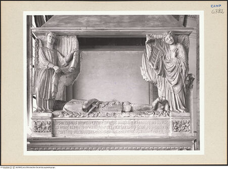Vorderseite von Courtauld Institute [https://www.deutsche-digitale-bibliothek.de/content/lizenzen/rv-ez/] Grabmal des Ludovico Aldomorisco - Oberes Teil, linke Seite: Engel, Gisant und Inschrift, bh265862_recto. Foto.