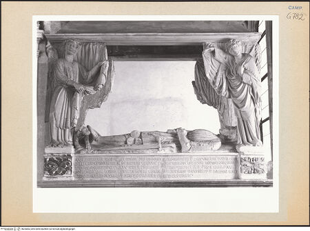 Vorderseite von Courtauld Institute [https://www.deutsche-digitale-bibliothek.de/content/lizenzen/rv-ez/] Grabmal des Ludovico Aldomorisco - Oberes Teil, rechte Seite: Engel, Gisant und Inschrift, bh265863_recto. Foto.