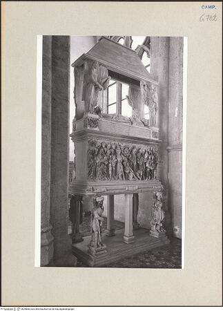 Vorderseite von Courtauld Institute [https://www.deutsche-digitale-bibliothek.de/content/lizenzen/rv-ez/] Grabmal des Ludovico Aldomorisco - Rechte Seite, Seitenansicht, bh265866_recto. Foto.