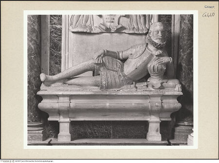 Vorderseite von Courtauld Institute of Art [https://www.deutsche-digitale-bibliothek.de/content/lizenzen/rv-ez/] Grabmal des Ferdinando Carafa (gest. 1593) - Detail: Liegefigur und Sarkophag, bh265877_recto. Foto.