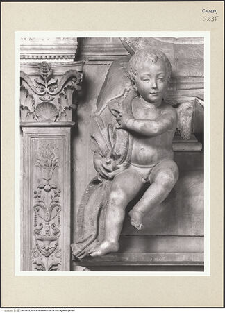 Vorderseite von Courtauld Institute of Art [https://www.deutsche-digitale-bibliothek.de/content/lizenzen/rv-ez/] Grabmal der Maria von Aragon (Maria d'Aragona, gest. 1461)Liegefigur und Engel - Engel links, bh265893_recto. Foto.