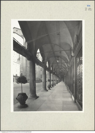 Vorderseite von Alinari [https://www.deutsche-digitale-bibliothek.de/content/lizenzen/rv-ez/] Archiginnasio - Arkade, Teilansicht von Süden, bh266260_recto. Foto: Villani.