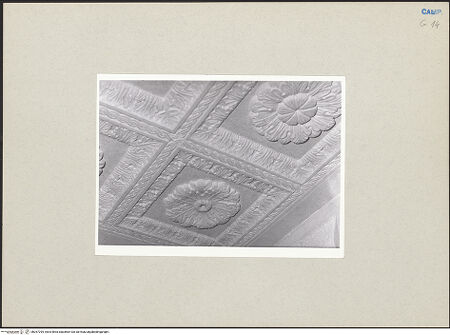 Vorderseite von unbekannt [https://www.deutsche-digitale-bibliothek.de/content/lizenzen/rv-ez/] Evangelienkanzel - Detail: Rosettenornamentik an der Unterseite des Kanzelkorbs, bh267295_recto. Foto: Pace, Valentino.