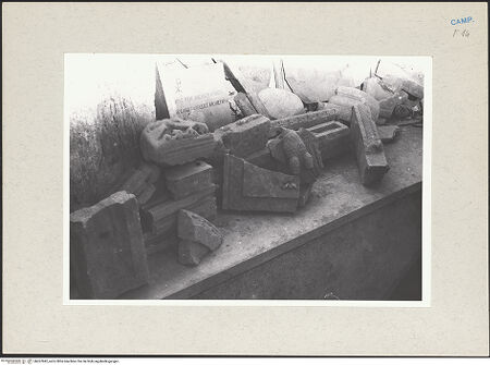 Vorderseite von Pace, Valentino [https://www.deutsche-digitale-bibliothek.de/content/lizenzen/rv-fz/] Fragmente der Kanzel - Gesimse, Teil einer Marmortafel und Fragment vom Adler des Lesepults, bh267842_recto. Foto.