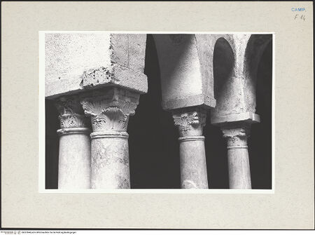 Vorderseite von Pace, Valentino [https://www.deutsche-digitale-bibliothek.de/content/lizenzen/rv-ez/] KapitelleKapitell 24 - Kapitelle Nr. 24, Nordwestseite, Nr. 25, Nordwestseite, Nr. 1, Nordecke des Hofes (v. l. n. r.), bh267844_recto. Foto: Pace, Valentino.