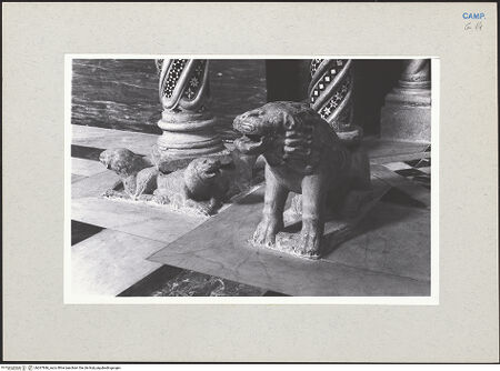 Vorderseite von Pace, Valentino [https://www.deutsche-digitale-bibliothek.de/content/lizenzen/rv-ez/] Evangelienkanzel - Detail: Löwe und Basis des Osterleuchters, bh267846_recto. Foto: Pace, Valentino.