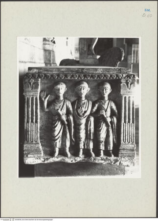 Vorderseite von Musei Civici di Arte Antica, Ferrara [https://www.deutsche-digitale-bibliothek.de/content/lizenzen/rv-ez/] Sarkophag mit Traditio Legis (Der thronende Christus und die Apostel) - Linke Seite, bh268058_recto. Foto.