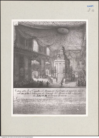 Vorderseite von Sopr. BAS NA [https://www.deutsche-digitale-bibliothek.de/content/lizenzen/rv-ez/] Veduta della Real Cappella col Monumento Sepolcrale ed apparato funebre nell'anno della celebrazione de' funerali del Monarca delle Spagne Carlo III di Gloriosa Memoria - Descrizione - Gesamtansicht, bh268933_recto. Foto.