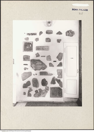 Vorderseite von Bibliotheca Hertziana [http://creativecommons.org/licenses/by-nc-sa/4.0/] Antike Inschriften, Fragmente und Artefakte - Frontalansicht der Wand mit Telefonzelle, bh269358_recto. Negativ
           .