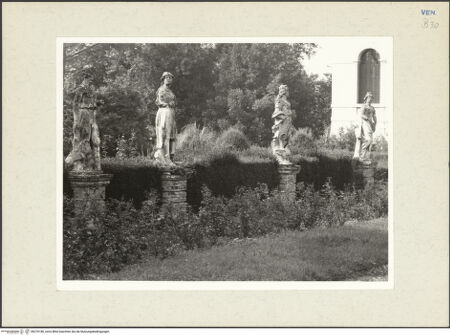 Vorderseite von Hutzel, Max [https://www.deutsche-digitale-bibliothek.de/content/lizenzen/rv-ez/] Mythologische Gartenfiguren - Links der Zufahrt: vier Statuen, bh270180_recto. Foto: Hutzel, Max.