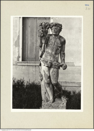 Vorderseite von Hutzel, Max [https://www.deutsche-digitale-bibliothek.de/content/lizenzen/rv-ez/] Mythologische Gartenfiguren - Personifikation des Herbstes (?), Frontalansicht, bh270181_recto. Foto: Hutzel, Max.