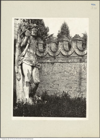 Vorderseite von Hutzel, Max [https://www.deutsche-digitale-bibliothek.de/content/lizenzen/rv-ez/] Mythologische Gartenfiguren - Personifikation des Herbstes (?), Schrägansicht, bh270182_recto. Foto: Hutzel, Max.