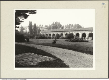 Vorderseite von Hutzel, Max [https://www.deutsche-digitale-bibliothek.de/content/lizenzen/rv-ez/] Villa Garzoni-MichielBarchessa - Ansicht vom Hof aus Südosten, bh270185_recto. Foto: Hutzel, Max.