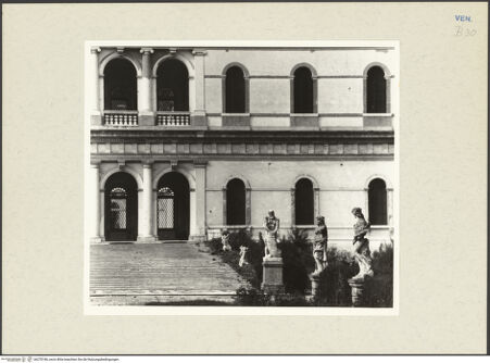 Vorderseite von Hutzel, Max [https://www.deutsche-digitale-bibliothek.de/content/lizenzen/rv-ez/] Villa Garzoni-MichielHauptgebäude - Detail: Rampe mit Statuen, bh270186_recto. Foto: Hutzel, Max.