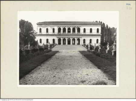 Vorderseite von Hutzel, Max [https://www.deutsche-digitale-bibliothek.de/content/lizenzen/rv-ez/] Villa Garzoni-MichielHauptgebäude - Gesamtaufnahme, bh270187_recto. Foto: Hutzel, Max.