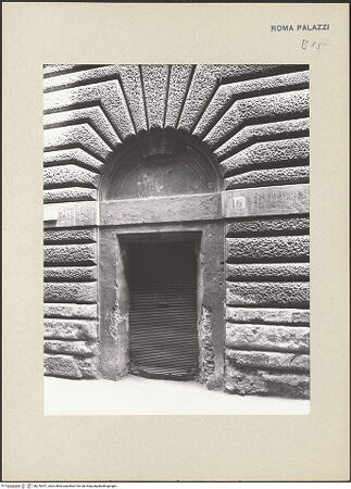 Vorderseite von ICCD [https://www.deutsche-digitale-bibliothek.de/content/lizenzen/rv-ez/] Palazzo Vidoni - Fassade zur Via del sudario, Sockelgeschoss, Detail: Portal, bh270447_recto. Foto.