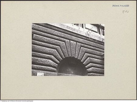 Vorderseite von ICCD [https://www.deutsche-digitale-bibliothek.de/content/lizenzen/rv-ez/] Palazzo Vidoni - Fassade, Sockelgeschoss, Detail: Rustika und Portalarchivolte, bh270449_recto. Foto.