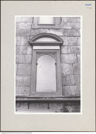 Vorderseite von Bösel, Richard [https://www.deutsche-digitale-bibliothek.de/content/lizenzen/rv-fz/] Chiesa del Gesù - Fassade, Detail: Fenster, bh270680_recto. Foto: Bösel, Richard.