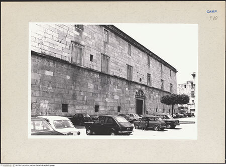 Vorderseite von Bösel, Richard [https://www.deutsche-digitale-bibliothek.de/content/lizenzen/rv-fz/] Palazzo Orsini - Fassade, bh270681_recto. Foto: Bösel, Richard.