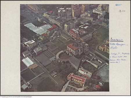 Vorderseite von unbekannt [https://www.deutsche-digitale-bibliothek.de/content/lizenzen/rv-ez/] Villa Campolieto - Luftansicht, bh270727_recto. Foto.