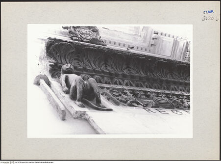 Vorderseite von Pace, Valentino [https://www.deutsche-digitale-bibliothek.de/content/lizenzen/rv-ez/] Porta dei Leoni (Portal des Atriums)Architrav mit Inschrift - Detail, Affe, bh270799_recto. Foto: Pace, Valentino.