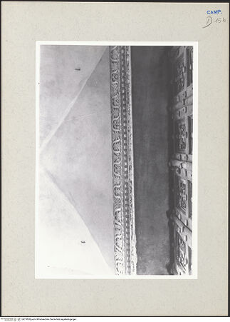 Vorderseite von Pace [https://www.deutsche-digitale-bibliothek.de/content/lizenzen/rv-ez/] Mittleres PortalArchitrav mit Inschrift - Ansicht von unten, bh270800_recto. Foto: Pace, Valentino.