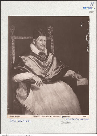 Vorderseite von Alinari [https://www.deutsche-digitale-bibliothek.de/content/lizenzen/rv-ez/] Bildnis von Papst Innozenz X. - Gesamtansicht, bh272972_recto. Foto.