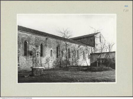 Vorderseite von Ferrara, Civici Musei [https://www.deutsche-digitale-bibliothek.de/content/lizenzen/rv-ez/] Abbazia di PomposaRefektorium - Südwand der Refektoriums von Südwesten, bh277818_recto. Foto.