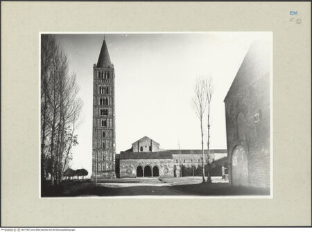 Vorderseite von Ferrara, Civici Musei [https://www.deutsche-digitale-bibliothek.de/content/lizenzen/rv-ez/] Abbazia di PomposaAußenbau - Kirche und Campanile von Westen, bh277823_recto. Foto.