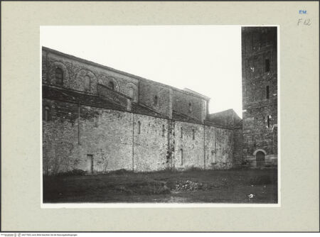 Vorderseite von Ferrara, Civici Musei [https://www.deutsche-digitale-bibliothek.de/content/lizenzen/rv-ez/] Abbazia di PomposaAußenbauNordfassade - Teilansicht von Nordosten, bh277825_recto. Foto.