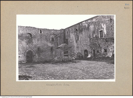 Vorderseite von Pace, Valentino [https://www.deutsche-digitale-bibliothek.de/content/lizenzen/rv-ez/] Castello di LagopesoleGroßer (nördlicher) Hof - Nordöstliche Ecke, bh278424_recto. Foto: Pace, Valentino.