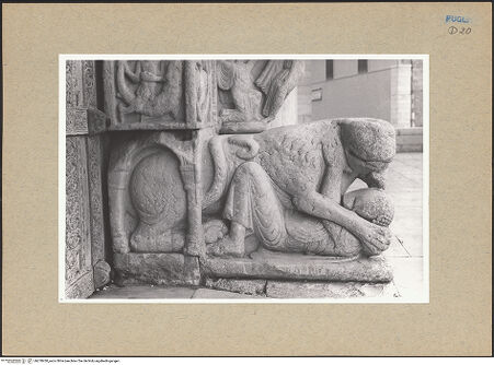 Vorderseite von Pace, Valentino [https://www.deutsche-digitale-bibliothek.de/content/lizenzen/rv-ez/] HauptportalLöwen als Tragfiguren und Atlanten - Rechter Löwe, bh278430_recto. Foto: Pace, Valentino.