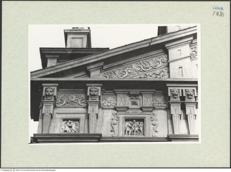 Vorderseite von Güthlein, Klaus [https://www.deutsche-digitale-bibliothek.de/content/lizenzen/rv-fz/] Santa Maria presso San CelsoWestfassade - Giebel, Detail, bh281120_recto. Foto: Güthlein, Klaus.