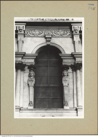 Vorderseite von Güthlein, Klaus [https://www.deutsche-digitale-bibliothek.de/content/lizenzen/rv-fz/] Santa Maria presso San CelsoWestfassade - Fenster, bh281121_recto. Foto: Güthlein, Klaus.