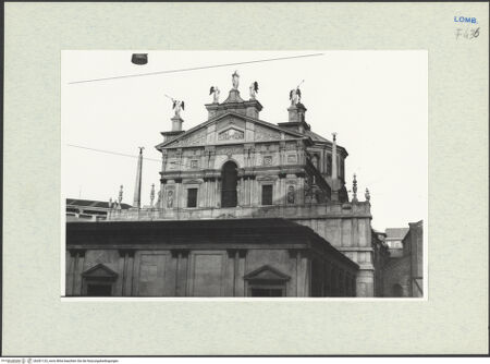 Vorderseite von Güthlein, Klaus [https://www.deutsche-digitale-bibliothek.de/content/lizenzen/rv-fz/] Santa Maria presso San CelsoWestfassade - Giebel, bh281123_recto. Foto: Güthlein, Klaus.