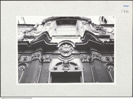 Vorderseite von Bösel, Richard [https://www.deutsche-digitale-bibliothek.de/content/lizenzen/rv-fz/] Chiesa del Gesù Vecchio - Fassade, Teilansicht, bh281203_recto. Foto: Bösel, Richard.