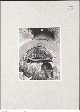 Vorderseite von ICCD [https://www.deutsche-digitale-bibliothek.de/content/lizenzen/rv-fz/] Sant'Angelo di Lauro - Blick in Richtung Apsis vom Turm (vor der Restaurierung), bh281271_recto. Foto.