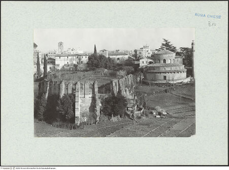 Vorderseite von DAI [https://www.deutsche-digitale-bibliothek.de/content/lizenzen/rv-ez/] Mausoleo di Santa Costanza - Ansicht des Gesamtkomplexes mit Coemeterium und Sant'Agnese, bh282166_recto. Foto.