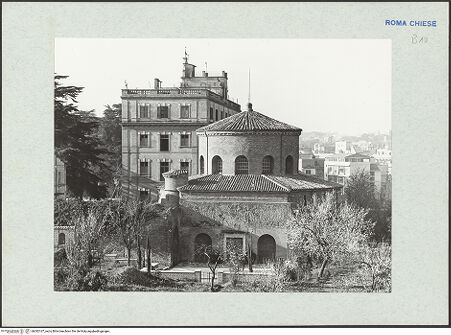 Vorderseite von DAI [https://www.deutsche-digitale-bibliothek.de/content/lizenzen/rv-ez/] Mausoleo di Santa CostanzaAußenbau - Außenansicht mit Vestibül, bh282167_recto. Foto.