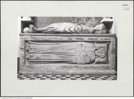 Vorderseite von Courtauld Institute of Art [https://www.deutsche-digitale-bibliothek.de/content/lizenzen/rv-ez/] Grabmäler der Familie CaraccioloGrabplatte des Matteo Caracciolo (gest. 1314) - Gesamtansicht (oben: Gisant eines unbekannten Mannes), bh283299_recto. Foto.