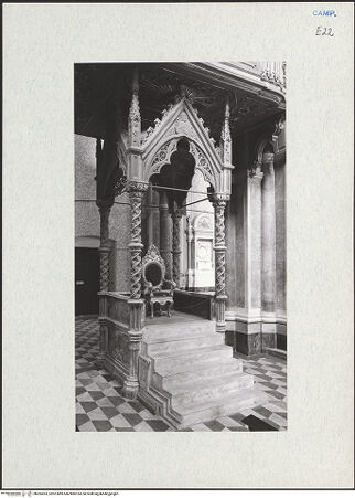 Vorderseite von Courtauld Institute of Art [https://www.deutsche-digitale-bibliothek.de/content/lizenzen/rv-ez/] Kathedra - Seitenansicht von links, bh283303_recto. Foto.