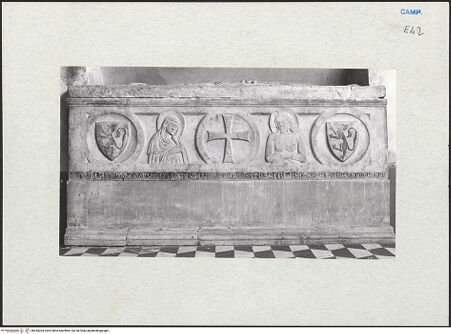 Vorderseite von Courtauld Institute of Art [https://www.deutsche-digitale-bibliothek.de/content/lizenzen/rv-ez/] Grabmäler der CaraccioloSarkophag des Nicola Caracciolo (gest. 1328)? - Gesamtansicht, bh283304_recto. Foto.