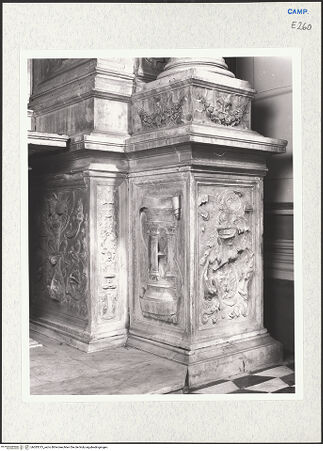 Vorderseite von Courtauld Institute of Art [https://www.deutsche-digitale-bibliothek.de/content/lizenzen/rv-ez/] Altar des heiligen Thomas - Sockel mit Wappen rechts, bh283313_recto. Foto.