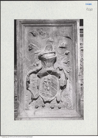 Vorderseite von Courtauld Institute of Art [https://www.deutsche-digitale-bibliothek.de/content/lizenzen/rv-ez/] Altar des heiligen Thomas - Sockel mit Wappen links, Detail, bh283314_recto. Foto.