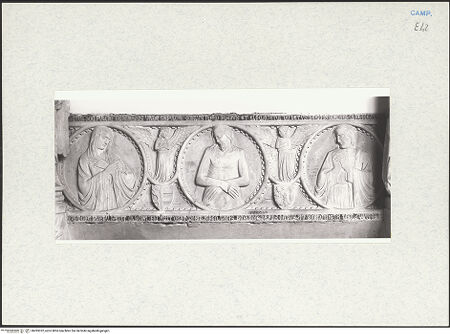 Vorderseite von Courtauld Institute of Art [https://www.deutsche-digitale-bibliothek.de/content/lizenzen/rv-ez/] Grabmäler der CaraccioloSarkophagfront des Cobello Caracciolo (gest. 1320) - Gesamtansicht, bh283322_recto. Foto.