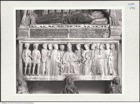 Vorderseite von Courtauld Institute of Art [https://www.deutsche-digitale-bibliothek.de/content/lizenzen/rv-ez/] Grabmal des Kardinals Francesco Carbone (gest. 1405)Die Familie des Francesco Carbone - Sarkophagfront, bh283327_recto. Foto.