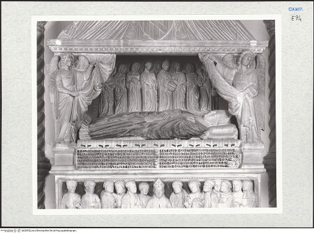 Vorderseite von Courtauld Institute of Art [https://www.deutsche-digitale-bibliothek.de/content/lizenzen/rv-ez/] Grabmal des Kardinals Francesco Carbone (gest. 1405)Liegefigur und Begräbniszeremonie - Gesamtansicht, bh283332_recto. Foto.