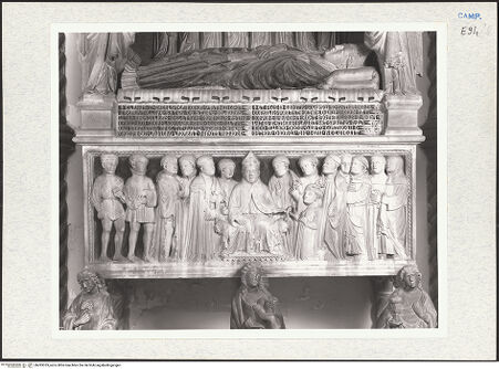 Vorderseite von Courtauld Institute of Art [https://www.deutsche-digitale-bibliothek.de/content/lizenzen/rv-ez/] Grabmal des Kardinals Francesco Carbone (gest. 1405)Die Familie des Francesco Carbone - Sarkophagfront, bh283333_recto. Foto.